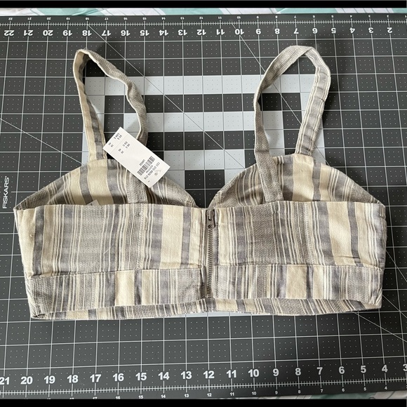 Abercrombie & Fitch Grey/Cream Cropped Knot Top L - Picture 7 of 8